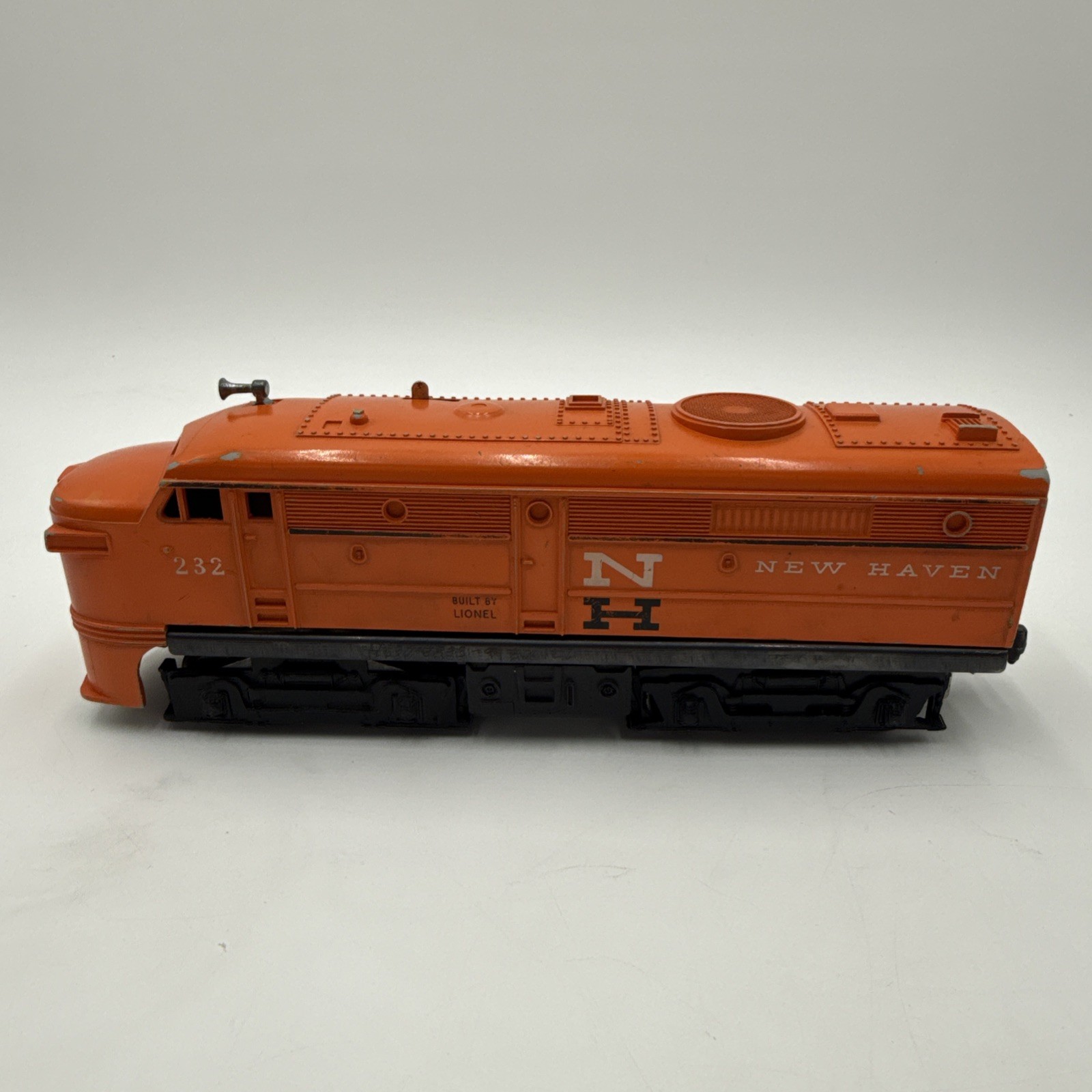 LIONEL POSTWAR O GAUGE NEW HAVEN ALCO DIESEL LOCOMOTIVE #232 – TESTED