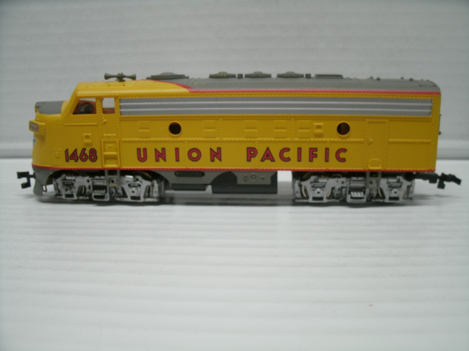 Bachmann Plus HO 31203 Union Pacific 1468 EMD F7A Diesel Loco W/ TWO CABOOSES