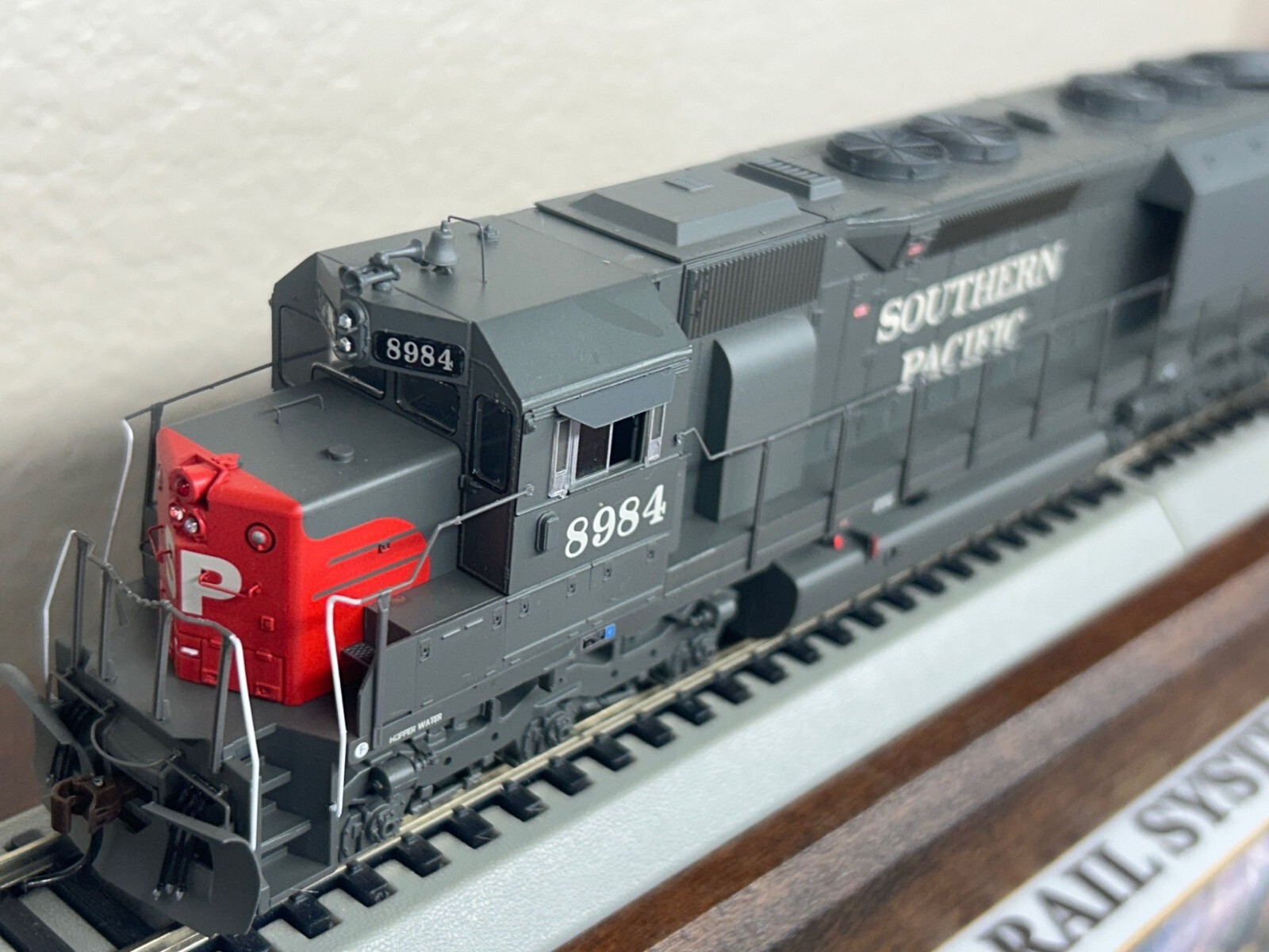 SOUTHEN PACIFIC – SP ” ELEPHANT EARS ” – SD45 LOCO DC/DCC Ready HO Scale NEW OOP
