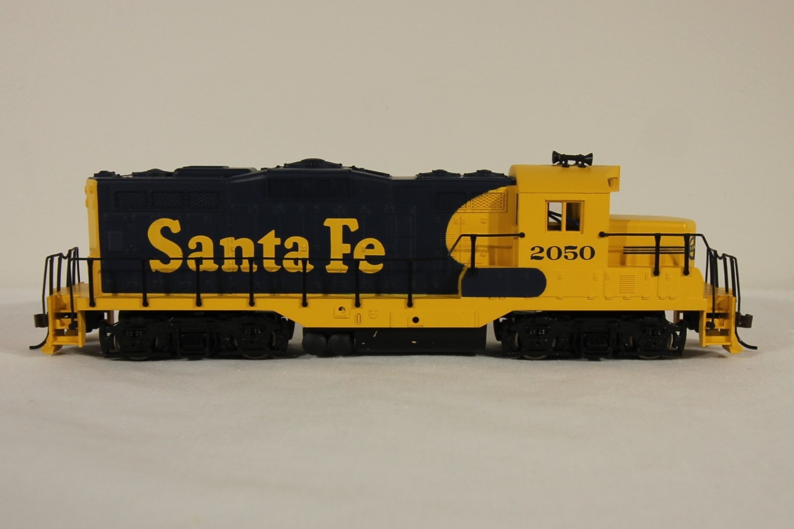 Walthers HO GP9M Santa Fe #2050 Classic Blue & Yellow – New/Original Packaging