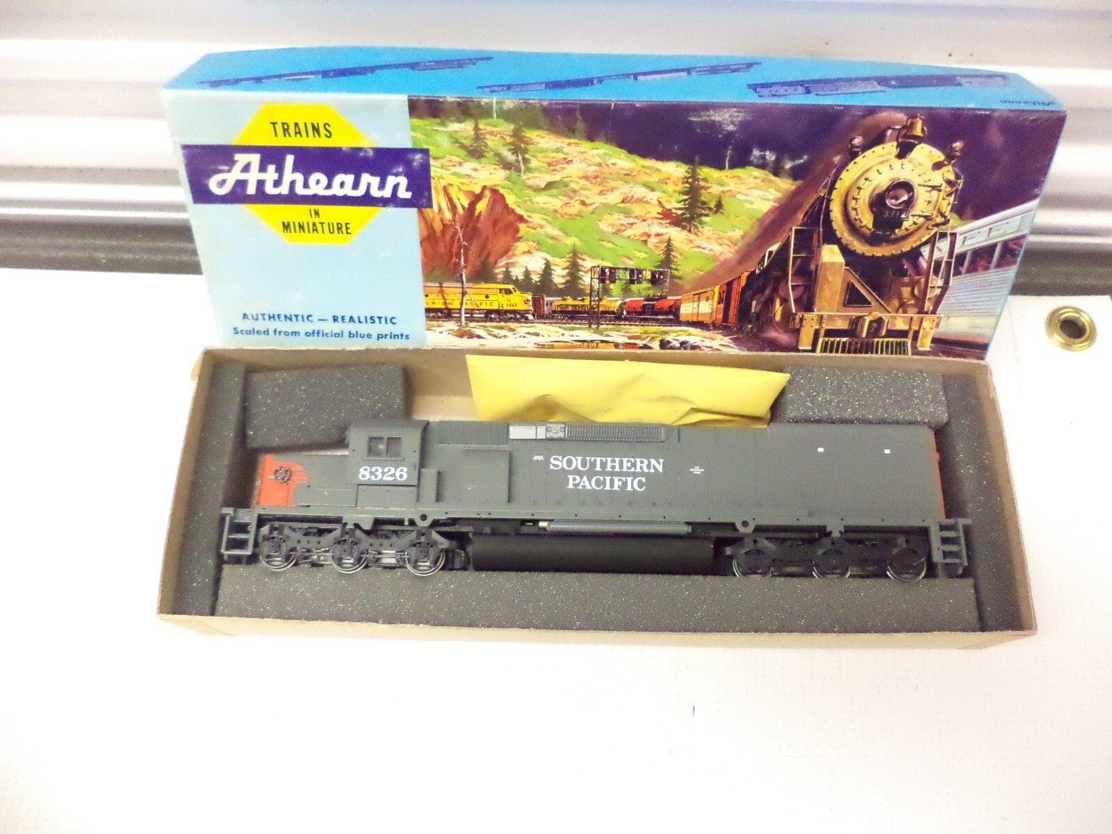 Athearn Ho SD40T-2 locomotive kit, Southern Pacific 8326