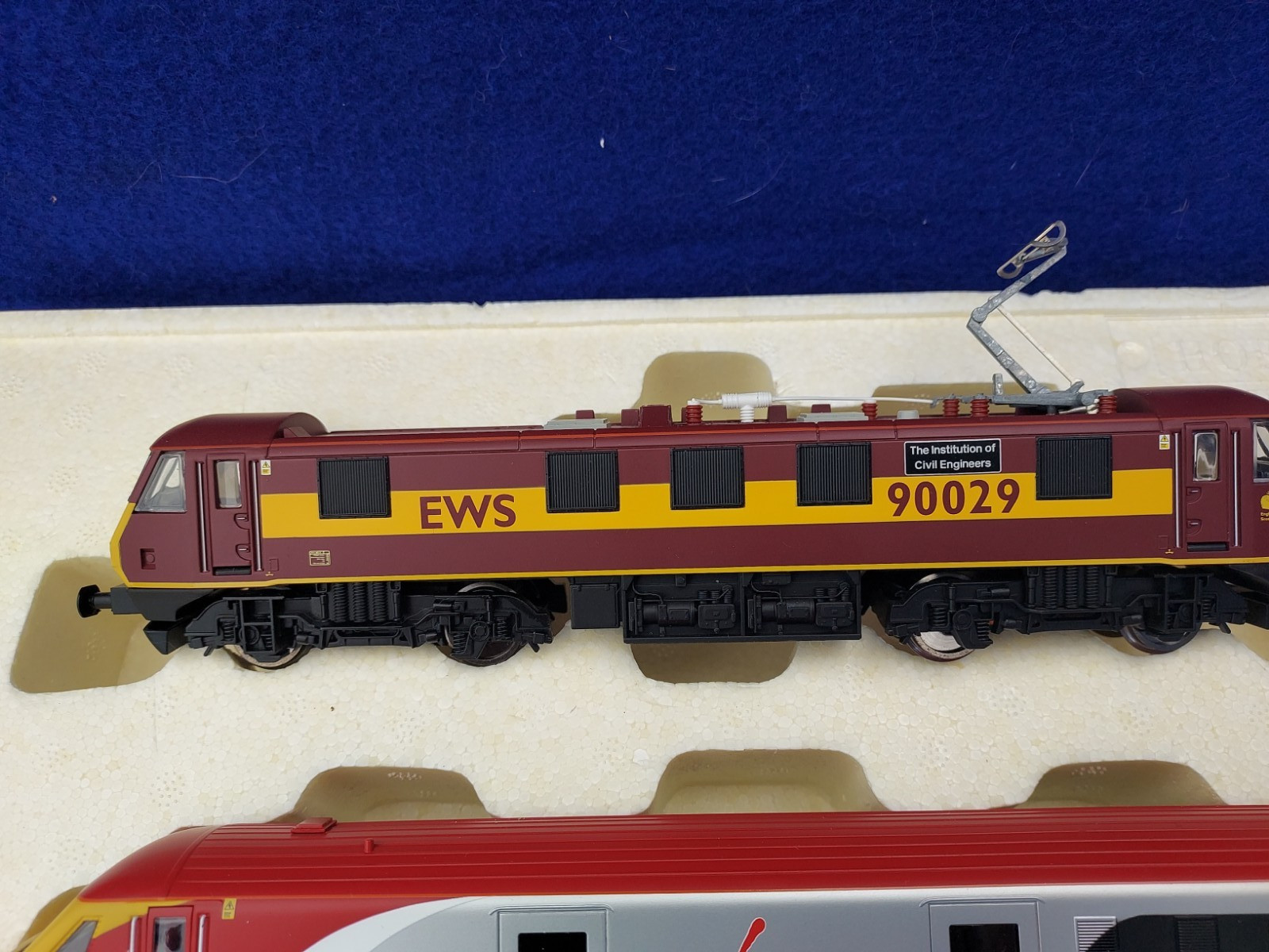 Hornby OO “Virgin Charter Relief Train Pack”: EWS Class 90 & VIRGIN DVT, # R2955