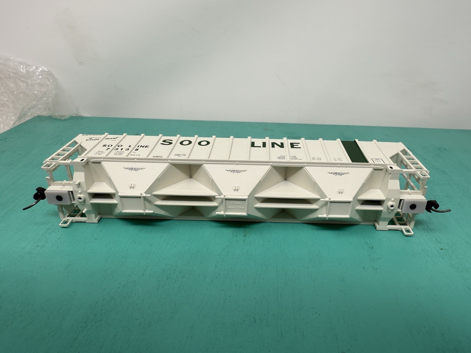 Atlas HO – 4750 Hopper – Missing Trucks No Package – SOO Line