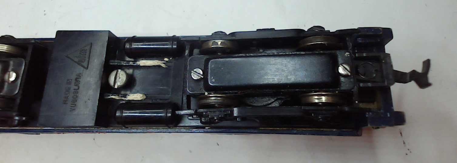 Hand-painted AHM HO RS-2 Diesel Locomotive, 2 Cabooses – Roco, Unbranded (DL076)