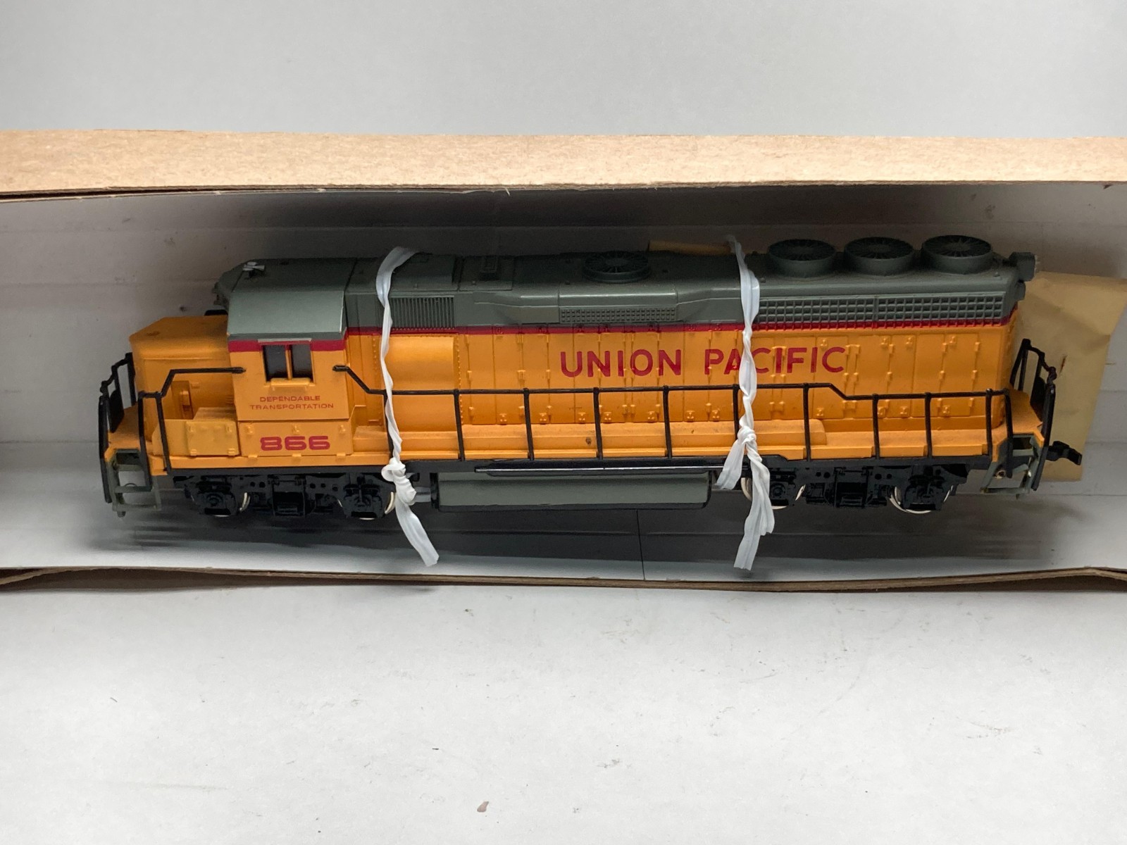 Bachmann Union Pacific 866 Loco Train on Athearn Box, plus accs.
