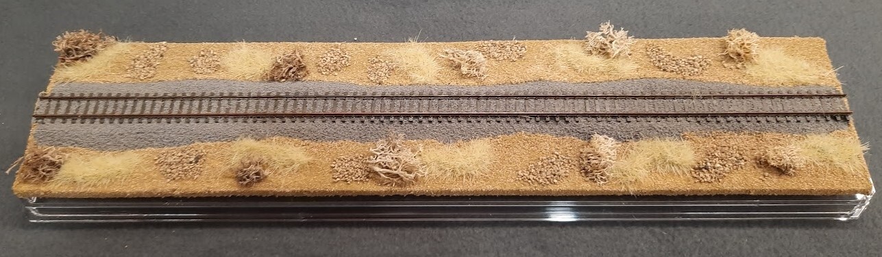 N SCALE 16″ SINGLE-TRACK DISPLAY CASE -“DESERT SCENE” FOR ANY N SCALE TRAINS