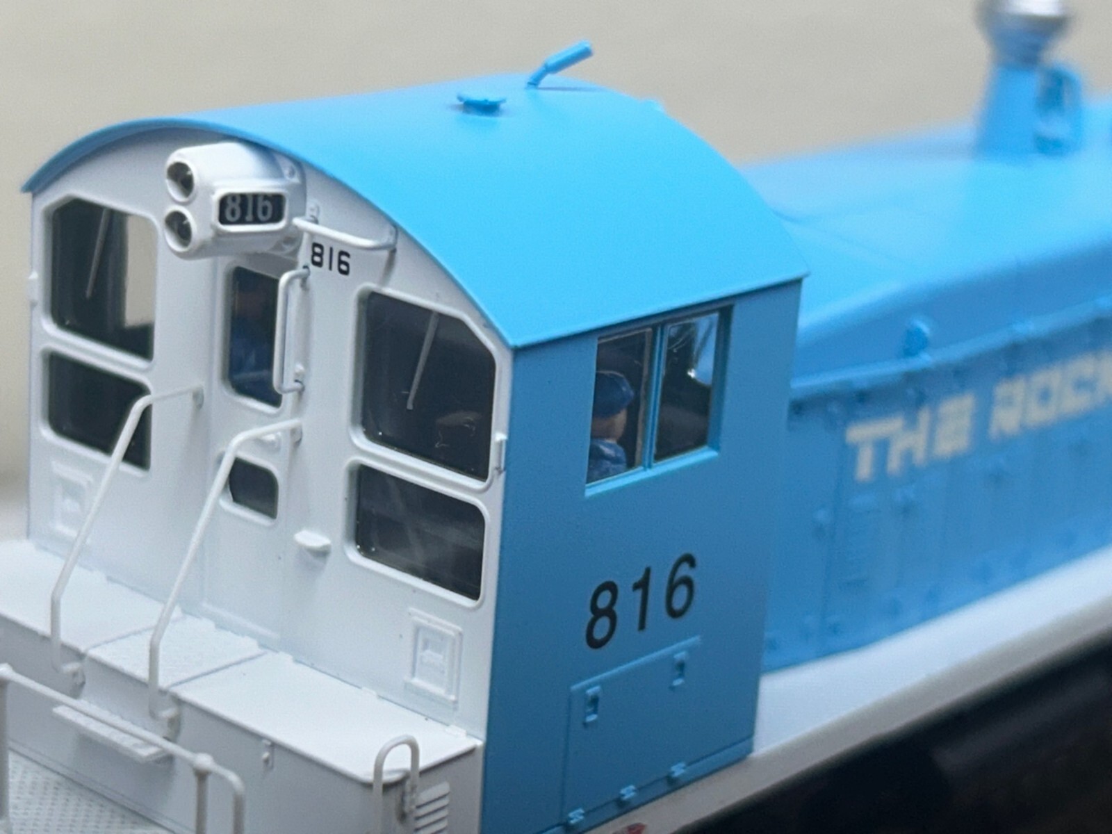ROCK ISLAND SW8/900 SWITCHERE LOCO DCC & QUANTUM SOUND- HO Scale -” BLUE “-NEW
