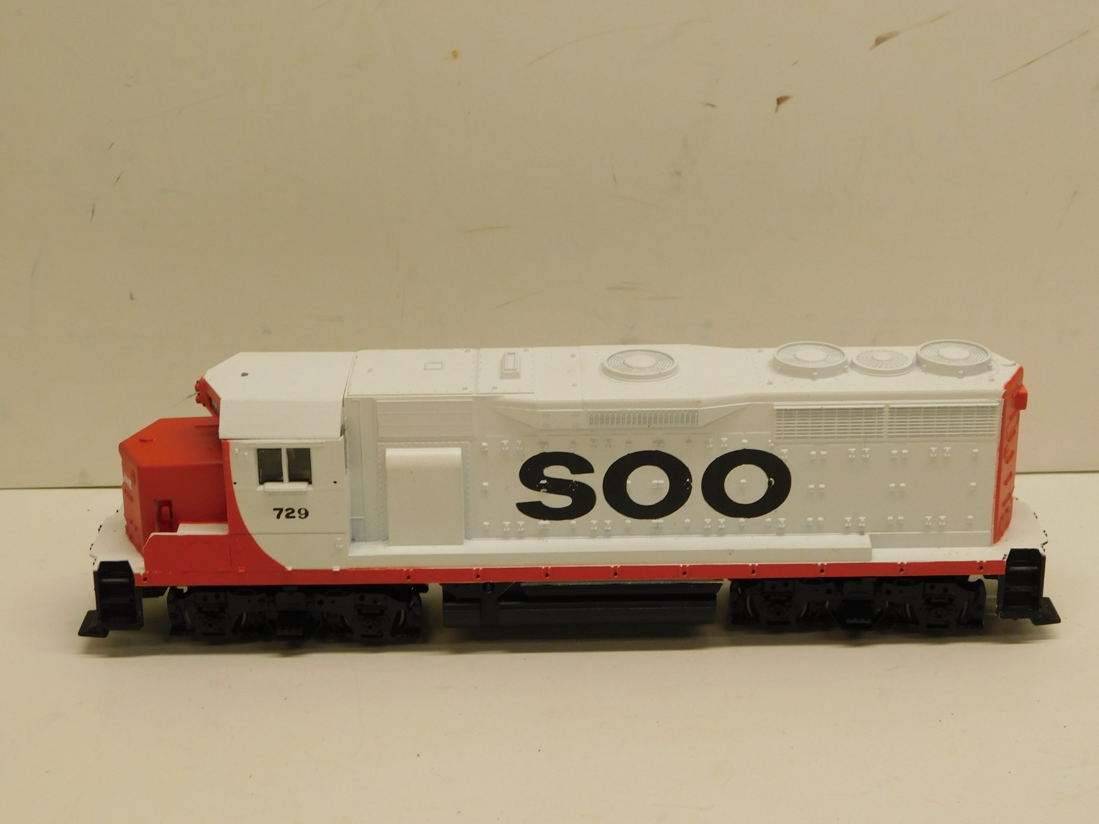 Athearn HO Blue Box SOO Line GP-35 Diesel Engine #729 – Powered Unit