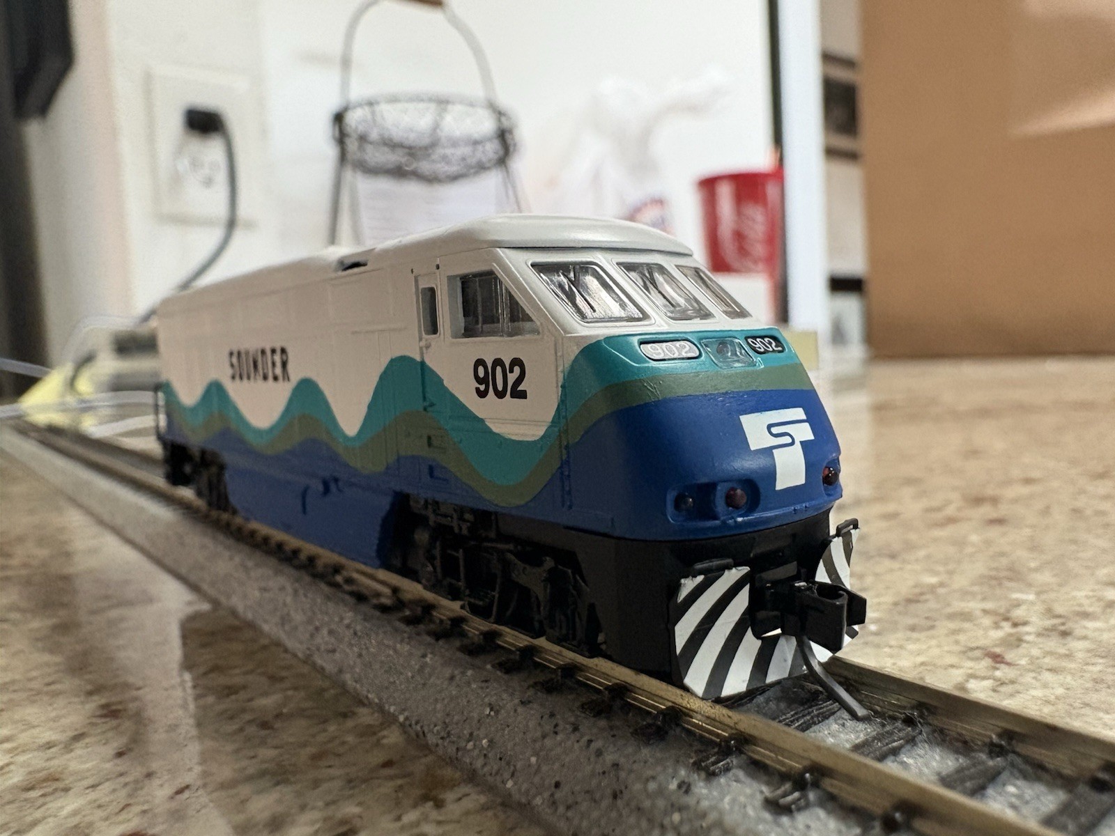 Athearn N Scale 10015 EMD F59PHI Sounder #902