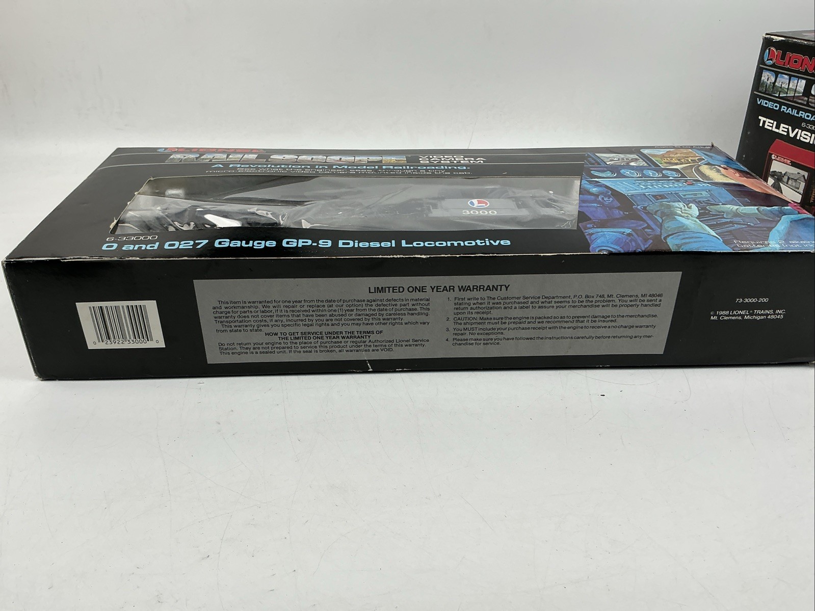 Lionel O Guage 6-33000 and 6-33002 Rail Scope Train & Television Set