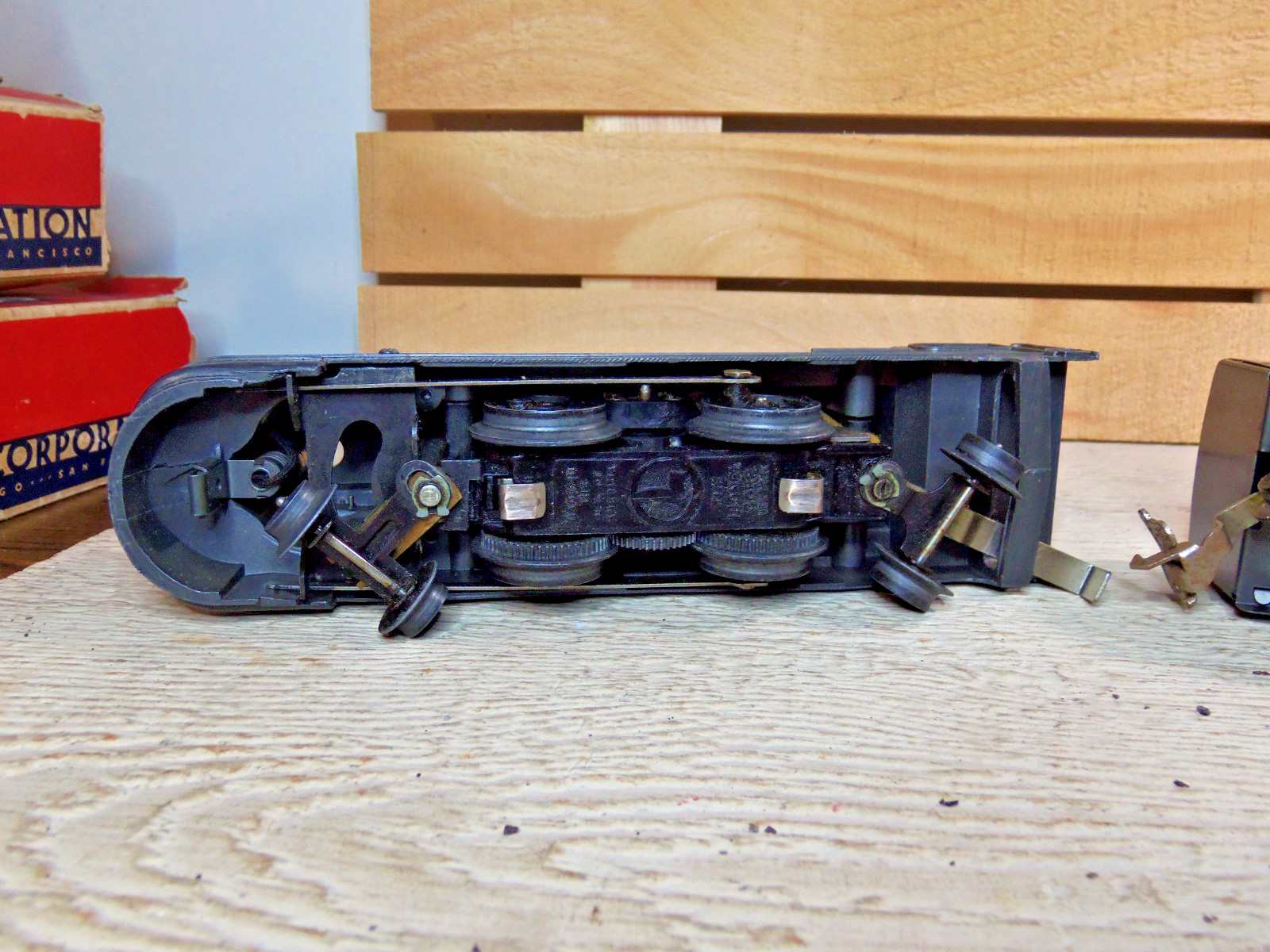 Vintage O 27 Lionel Lines 1688 Loco, Tender with 1679, 1680, and 1682 Tin Cars