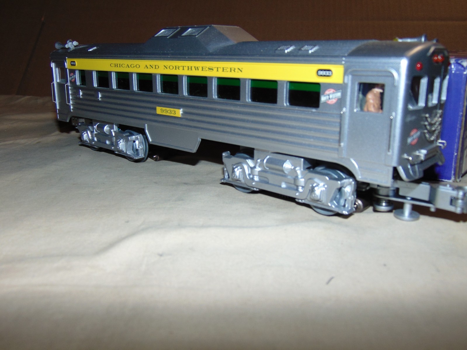 RMT 5411 CHICAGO NORTHWESTERN 9933 POWERED RDC 2 MOTOR DIESEL RAILCAR + BOX