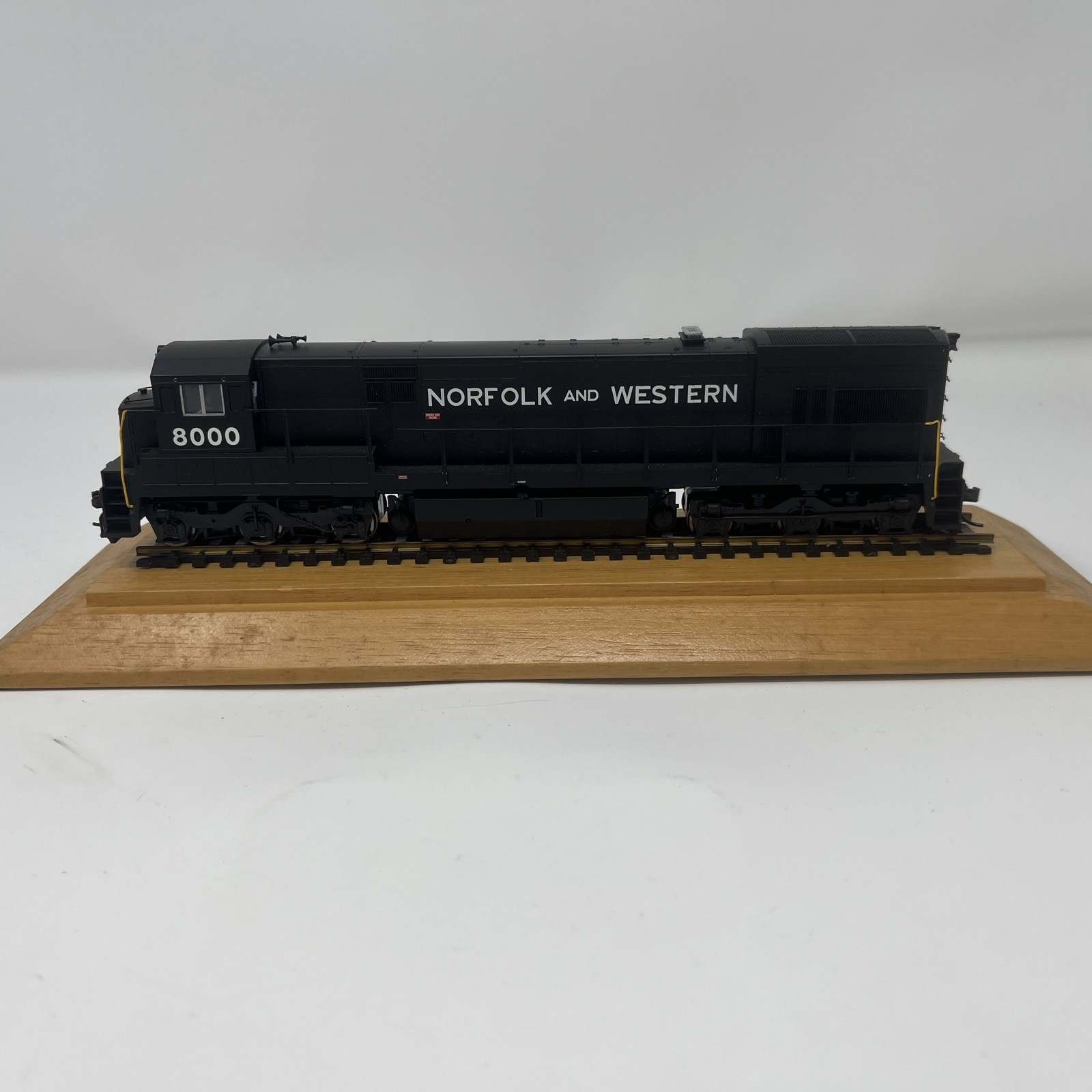 Atlas HO Scale Norfolk and Western Locomotive 8000 Tested