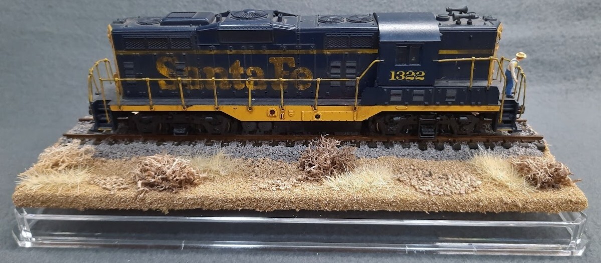 HO SCALE 9″ SINGLE TRACK DISPLAY CASE – “DESERT SCENE”- ANY HO TRAINS