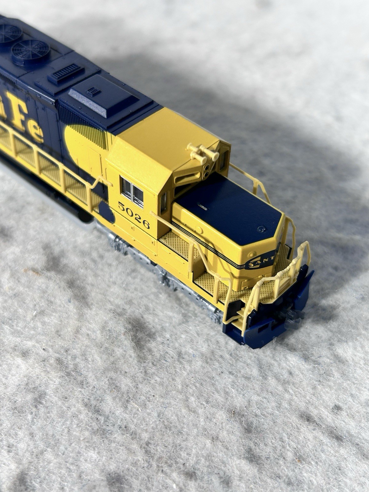 Cool KATO Santa Fe SD-40-2 Snoot Nose Diesel Engine/Caboose Set N Gauge