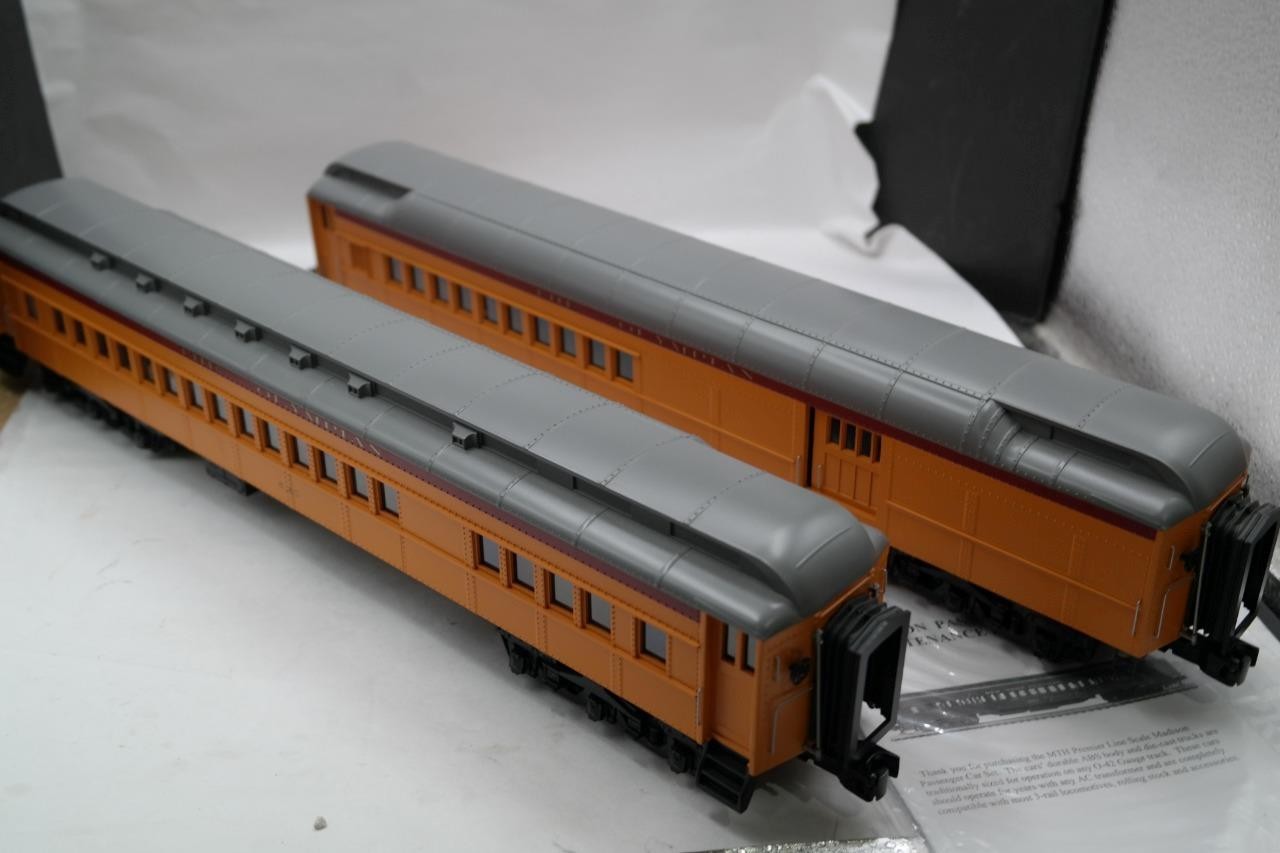 Milwaukee Road O Scale Premier 2-Car 70′ Madison Comb/Din Passenger Set