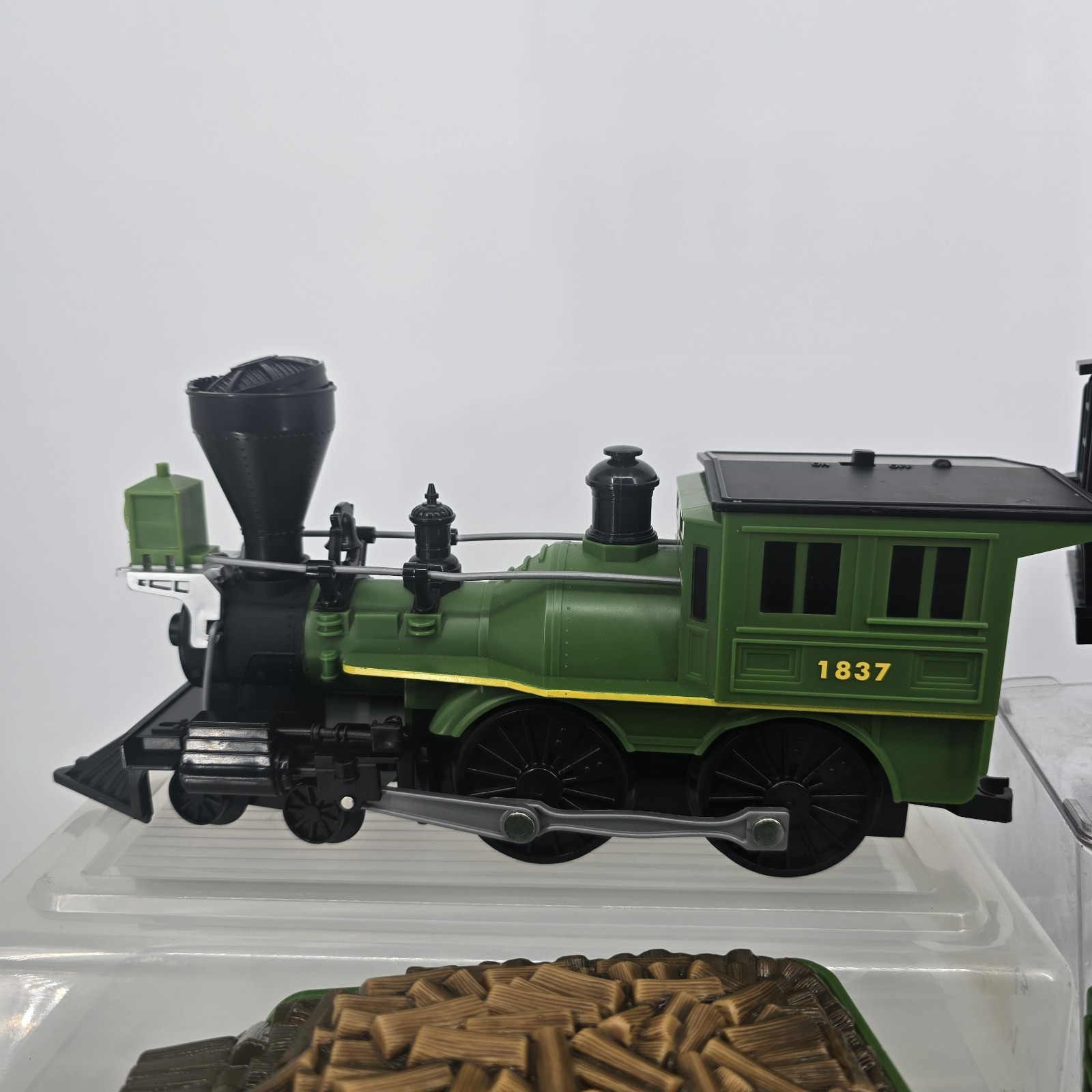 Lionel John Deere Battery Powered Ready-To-Play Train Set 2016 With Remote Track