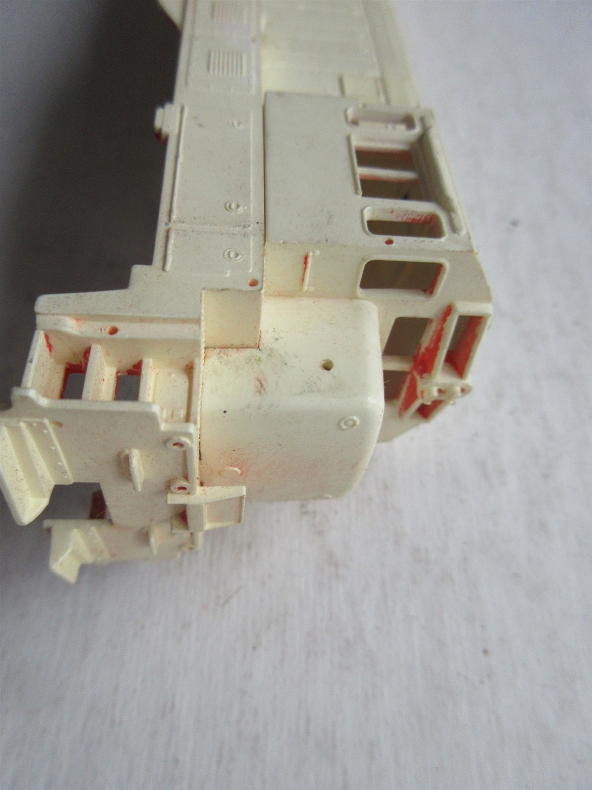 UNDECORATED white locomotive HO scalw SHELL ONLY