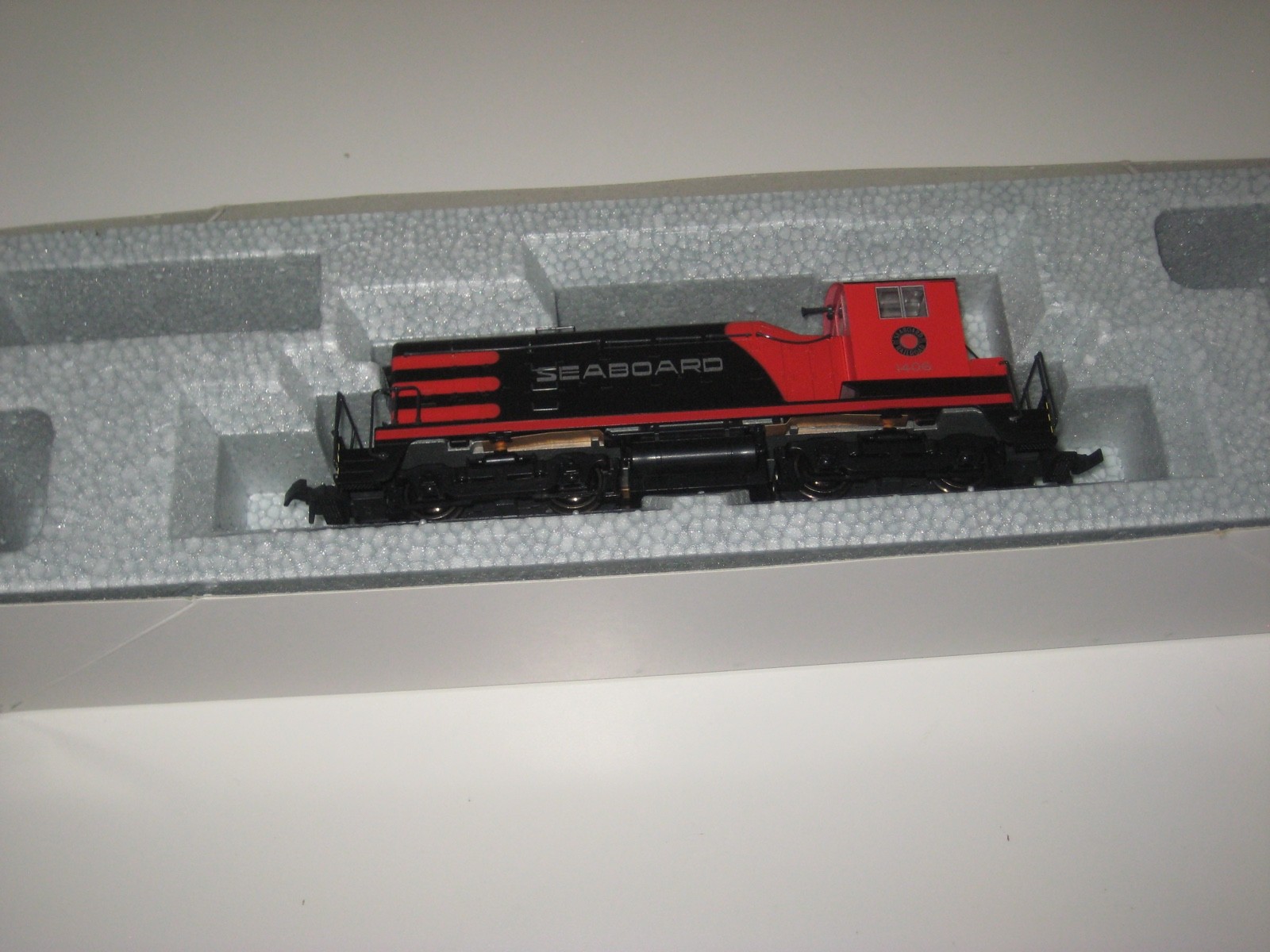 KATO 37-109 HO Scale Seaboard EMD NW2 Phase 1 Diesel Switcher #1406