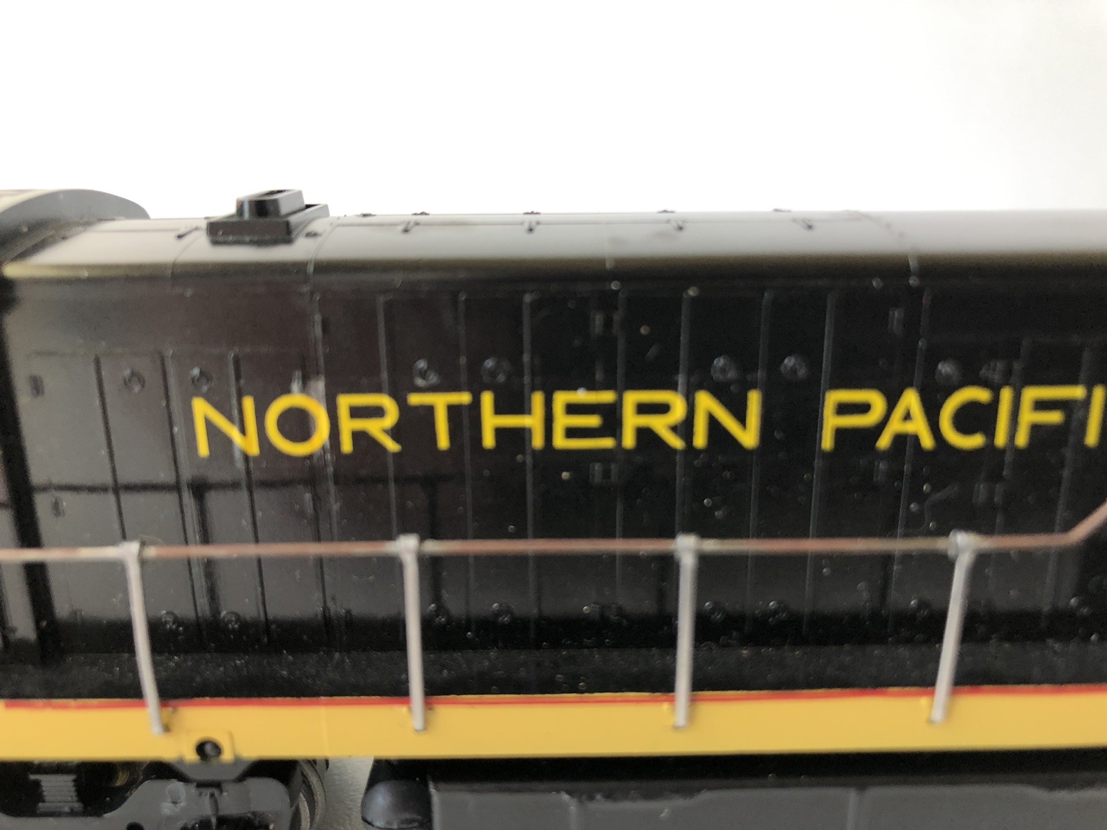 Athearn #3503 HO Northern Pacific U33C Powered Diesel Locomotive 3300