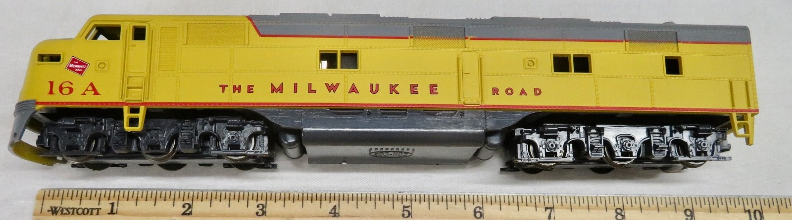 CON-COR – HO EMD E-7A 16A – Milwaukee Rd – Powered DBL HDLT #0015-002330 – New