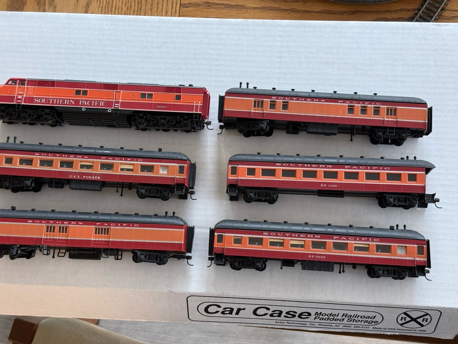 Proto 2000 HO EMD E7A diesel, SP #6000, Runs great, With 5 Passenger Cars