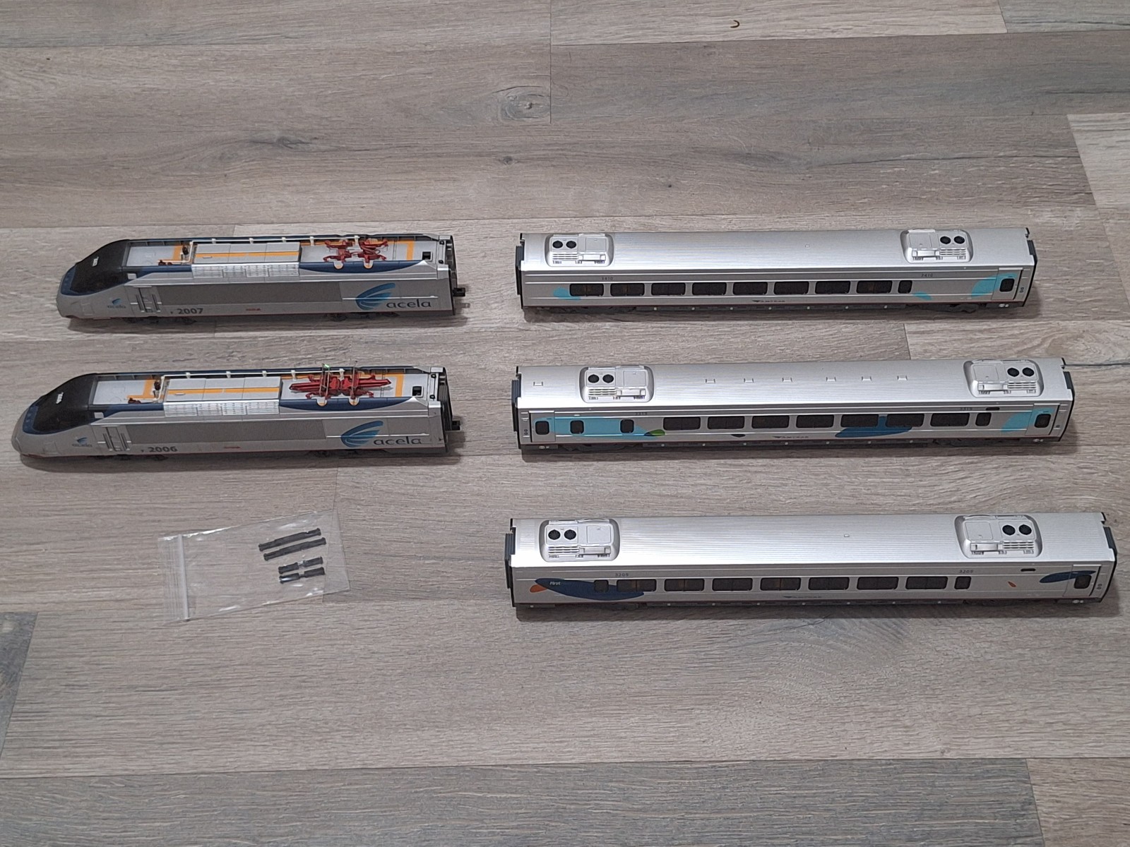 ⭐ HO SCALE BACHMANN AMTRAK ACELA TRAIN SET WITH 2 LOCOMOTIVES & 3 COACH CARS ⭐