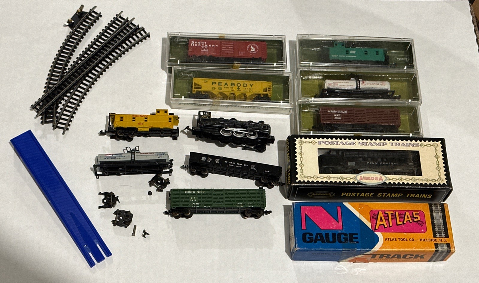 Aurora Postage Stamp Train N Scale #4859 Penn Central Locomotive Plus Lot