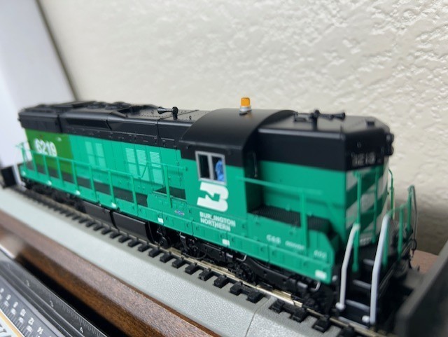 BURLINGTON NORTHERN PATCH SD9 HIGH HOOD LOCO- DCC – HO Scale “QUANTUM SOUND” NEW