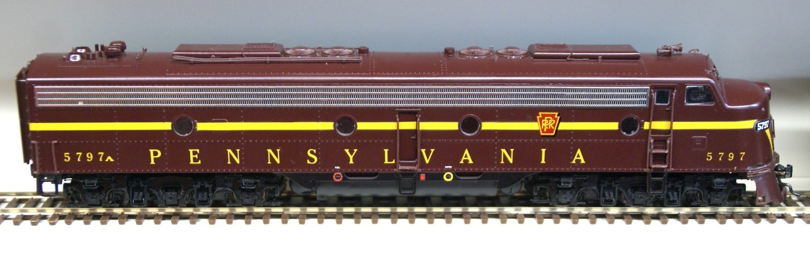 Proro 2000 HO Pair of EMD E8/E9 PRR Pennsylvania #5713 and #5797, DCC, No Sound
