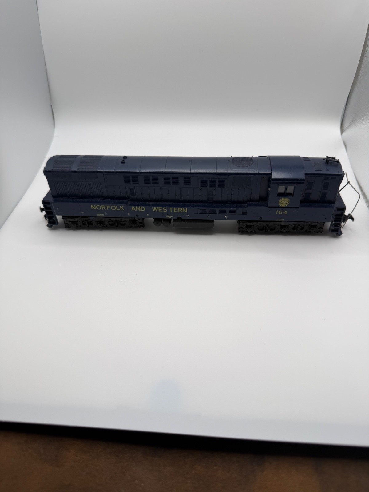 ATHEARN 4304 HO SCALE NORFOLK AND WESTERN H24-66 TRAINMASTER LOCOMOTIVE #174