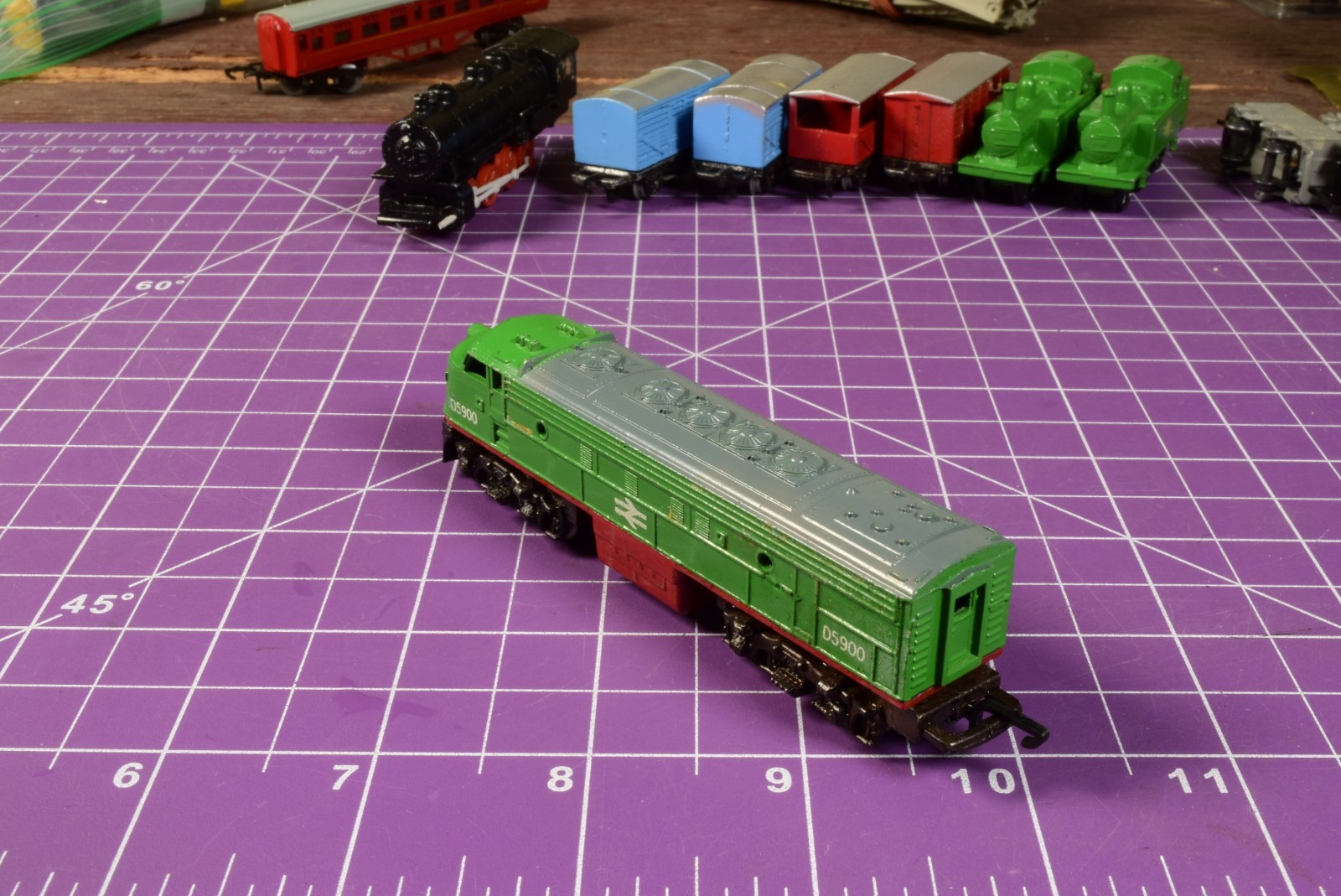N/OOO SCALE – Lone Star Treble-O-Trains green Locomotive F series even