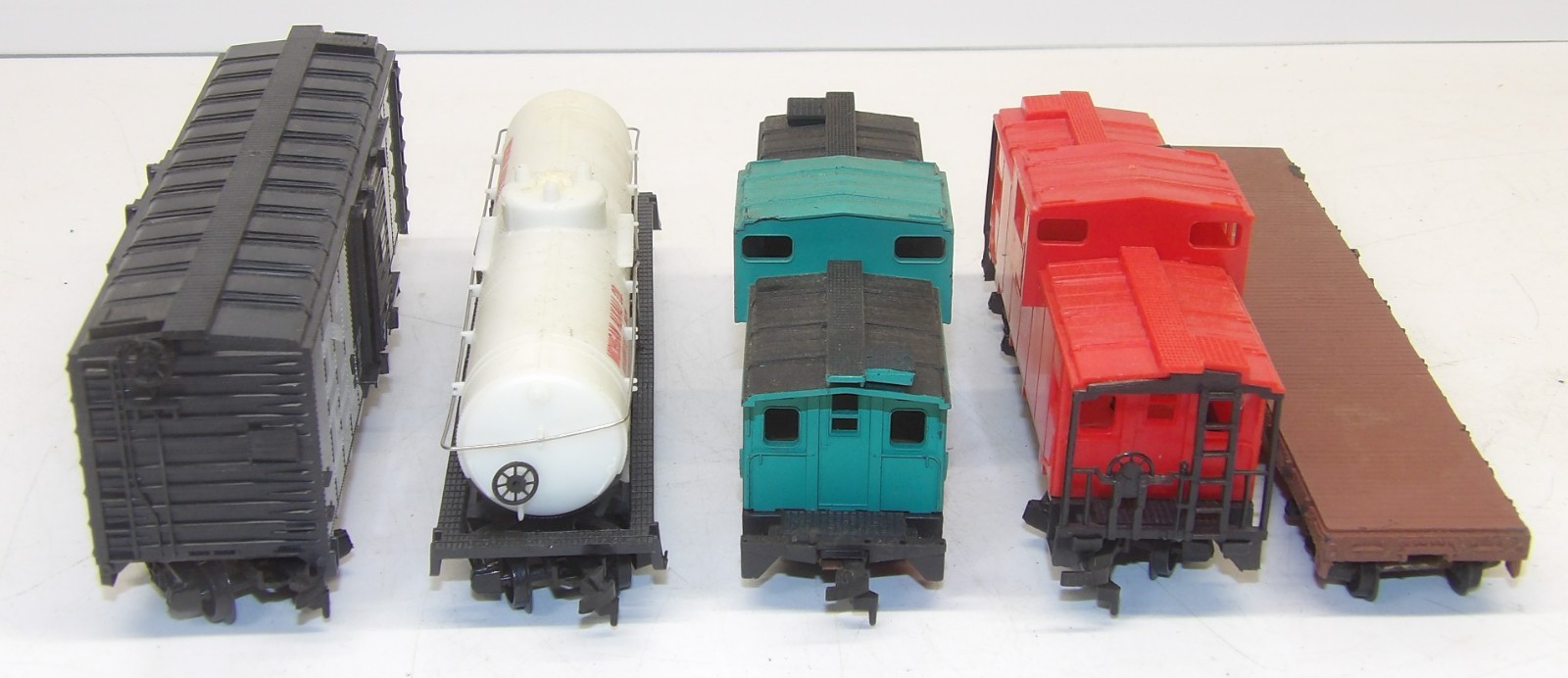 Vintage Model Power HO scale Santa Fe Alco FA-1 engine (runs rough) & 5 cars