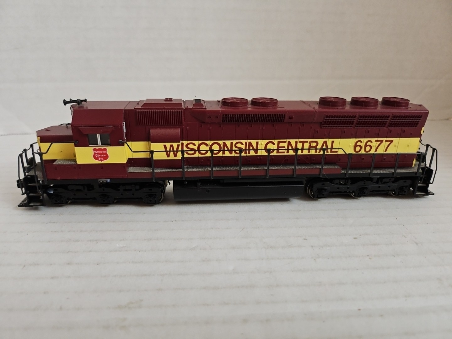 HO Scale 37-1744 KATO Wisconsin Central WC SD45 Powered Train Locomotive # 6677