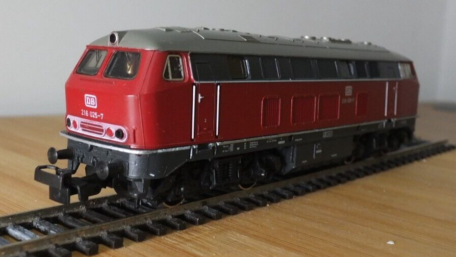 Marklin Hamo 8375 HO gauge DB BR 216 diesel locomotive in DB Red Livery
