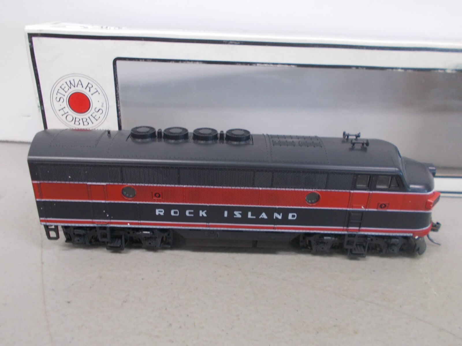 STEWART/KATO-#8530-ROCK ISLAND-F3A PHASE 11 POWERED-LOCOMOTIVE-LOT A-HO SCALE