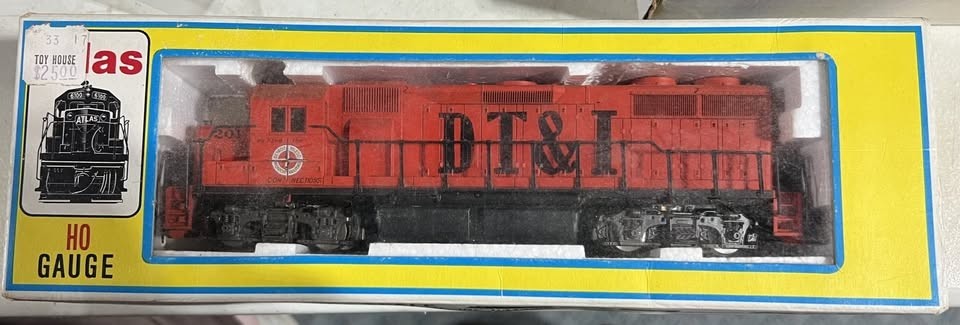 Atlas Ho Gp-38 Dt&i 201 Diesel Locomotive Powered No. 7065 Made in Austria 1977