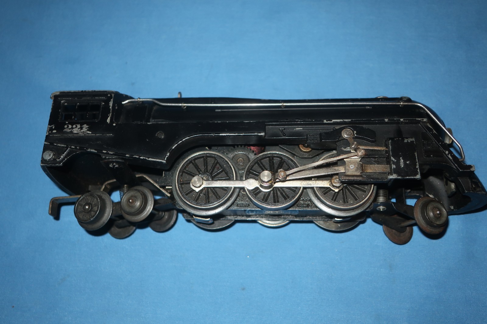 Lionel #221 NYC New York Central Dreyfuss Steam Locomotive. Runs well