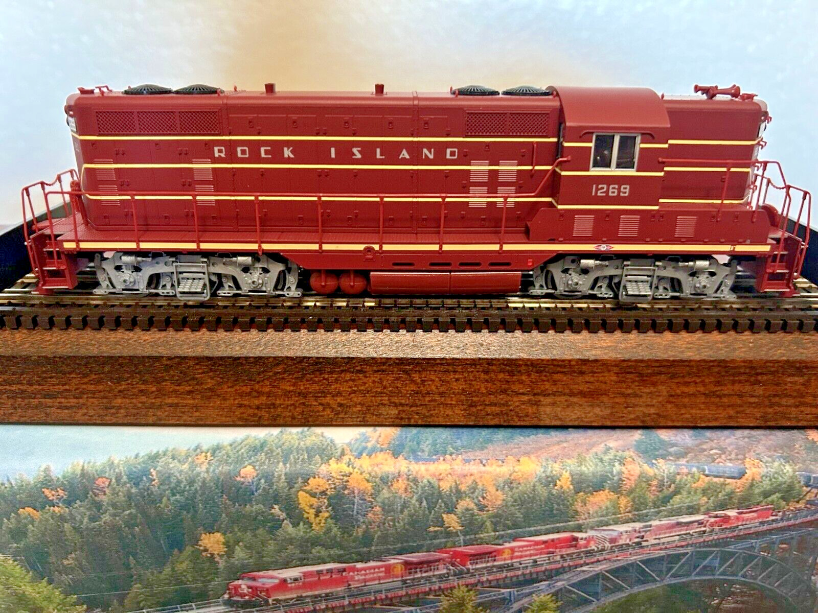 ROCK ISLAND GP7 ROAD SWITCHER -DCC & QUANTUM SOUND- HO Scale -” MAROON “-NEW