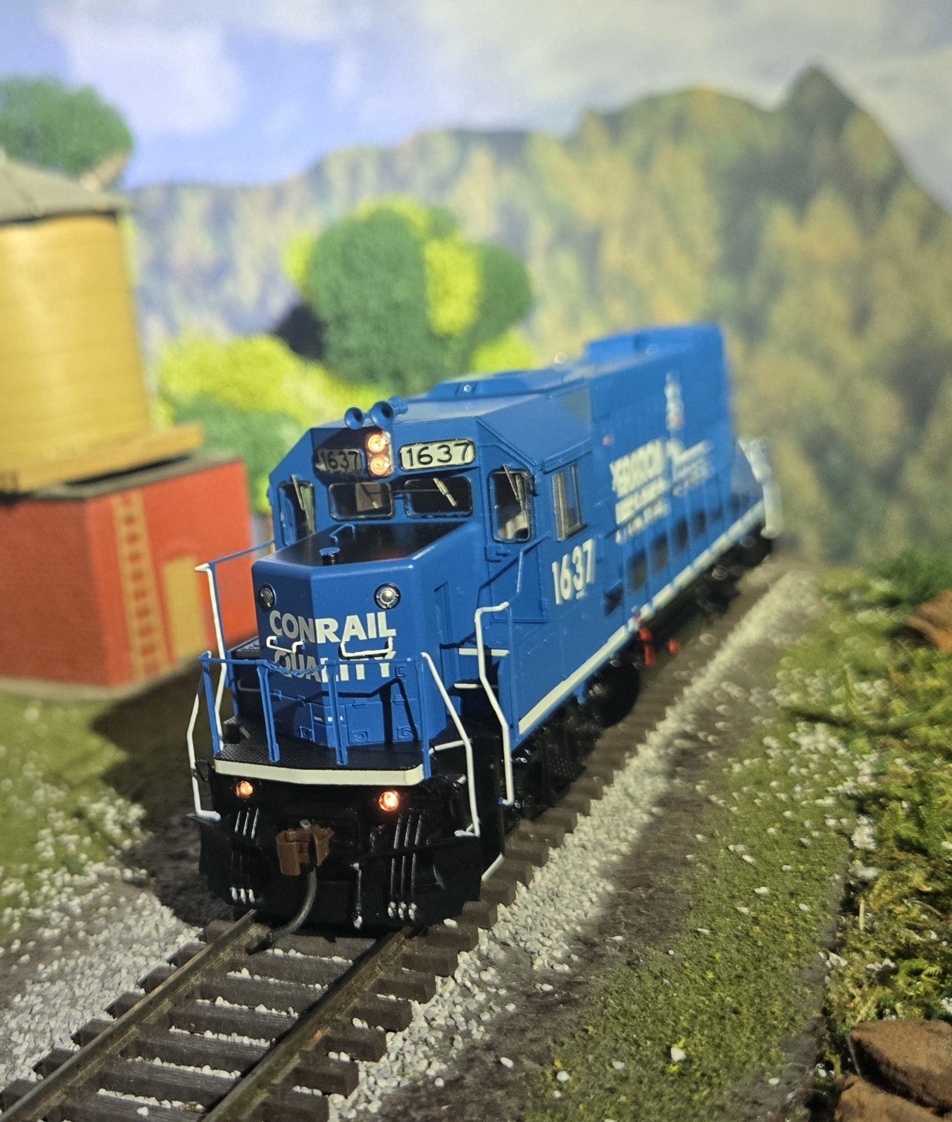 Athearn Genesis HO Scale Conrail Operation Lifesaver GP15-1 #1637 with DCC/Sound