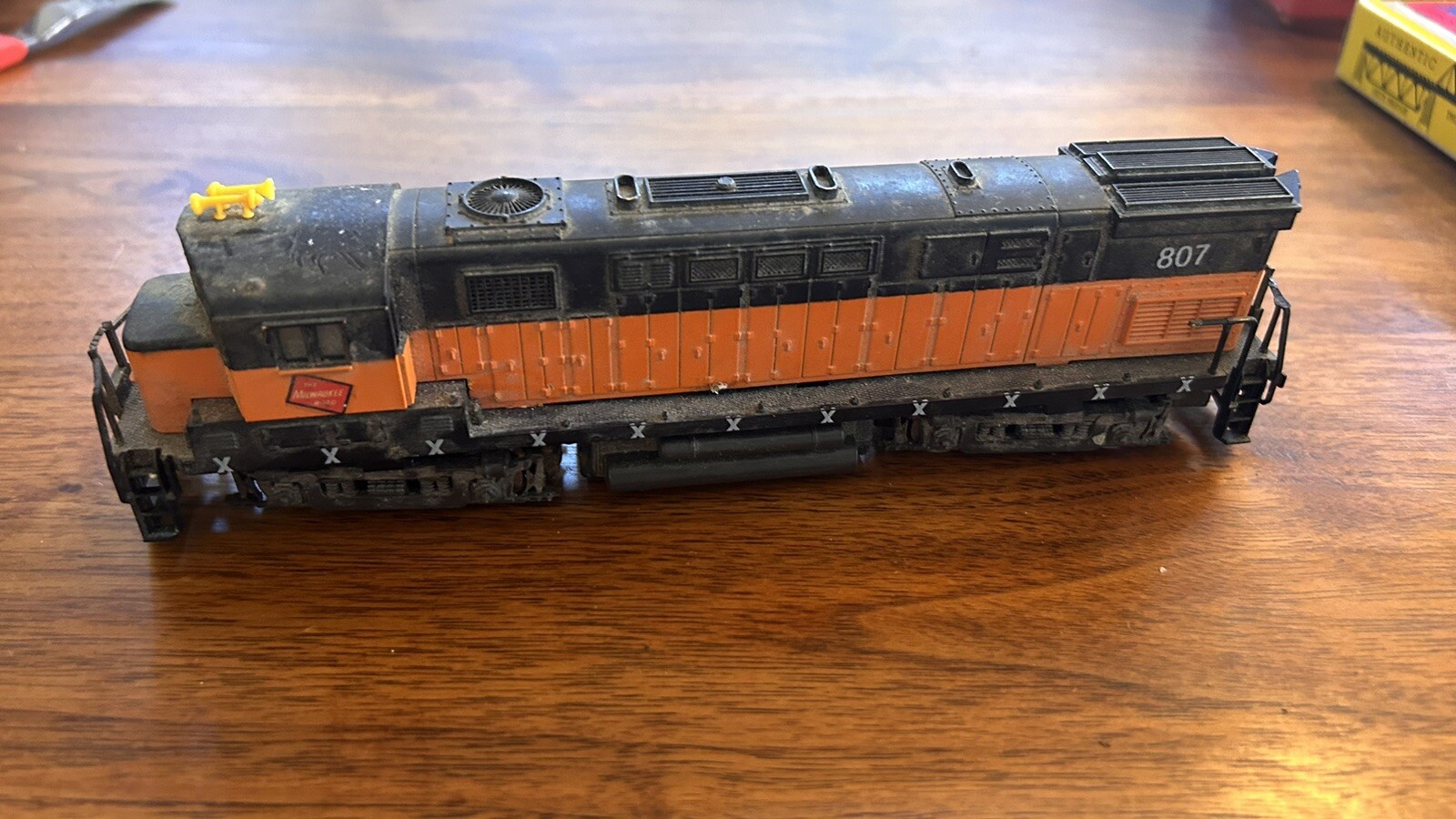 AHM HO SCALE ALCO CENTURY 424 MILWAUKEE ROAD DIESEL LOCOMOTIVE #807