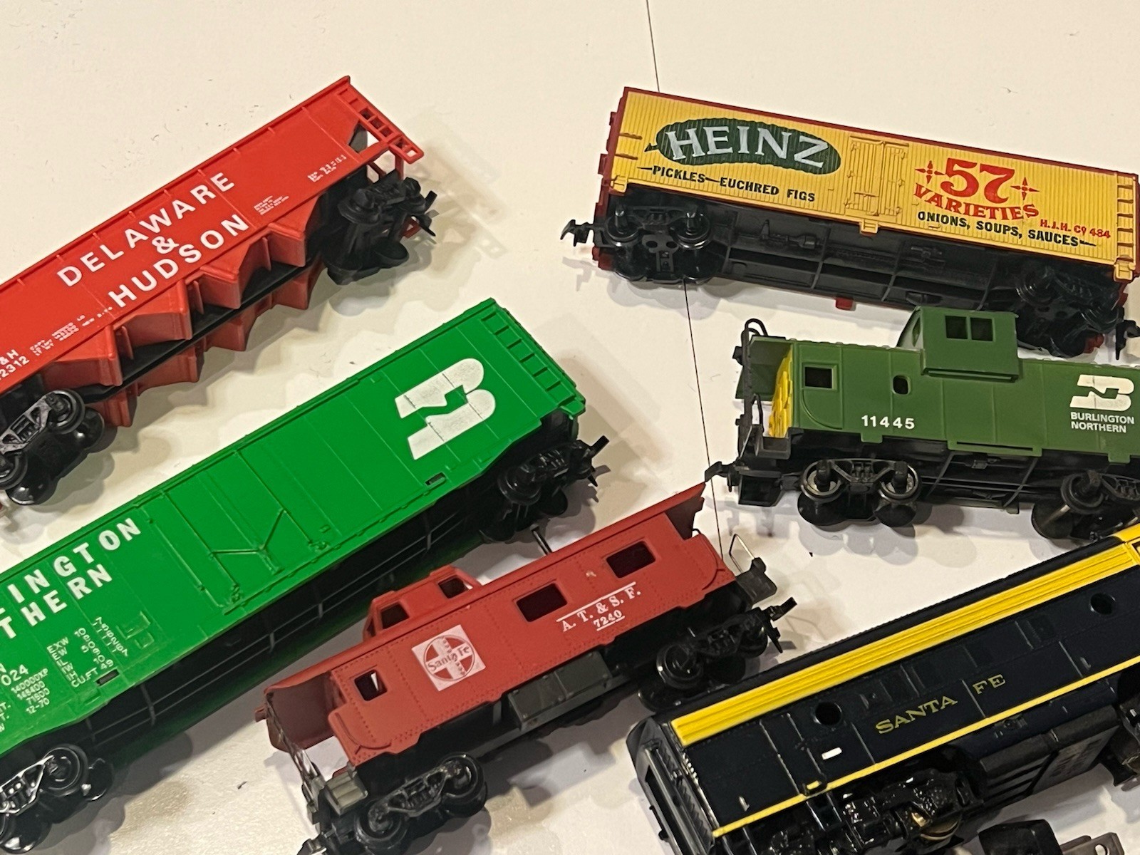 Mantua Santa Fe HO 4015 Diesel Engine & Train Set-Transformer & Tracks-Running