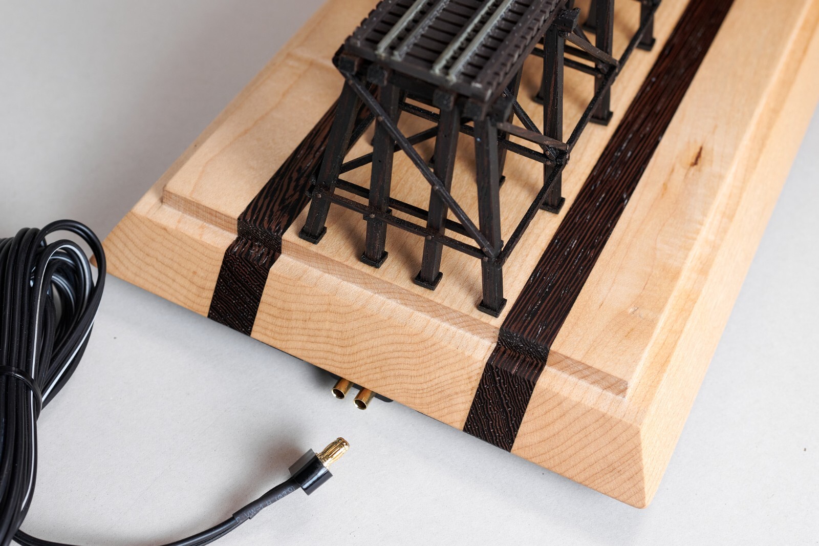 Working Wood Bridge Display for DC/DCC Locomotives HO scale