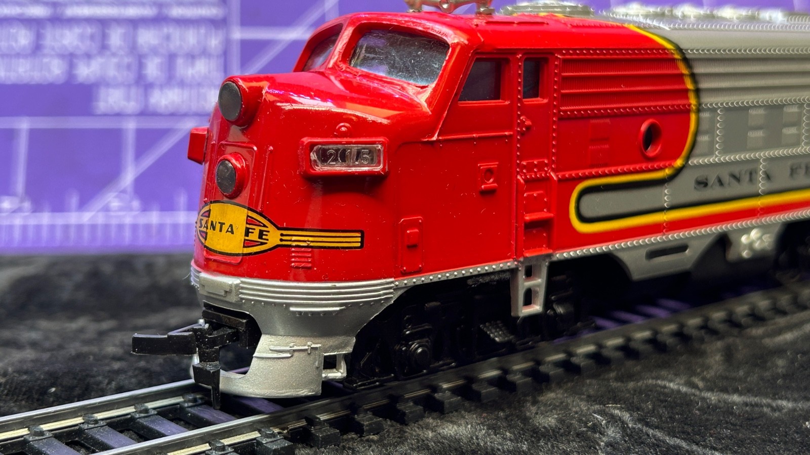 HO BACHMANN 307 SANTA FE WARBONET EMD F9 DIESEL LOCOMOTIVE, In the BOX 833 bin2