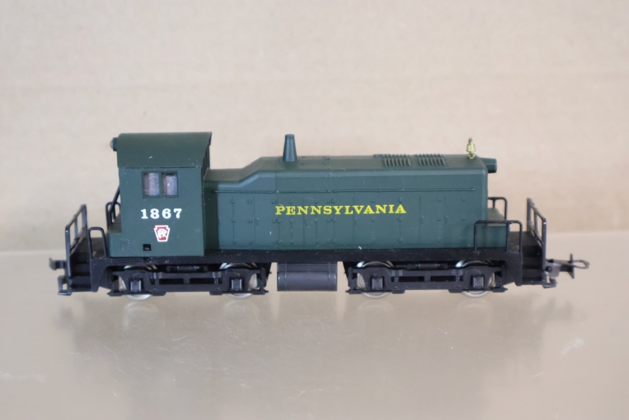 AHM 5014 HO GAUGE PENNSYLVANIA PRR EMD SW-1 DIESEL LOCOMOTIVE 1867 BOXED op