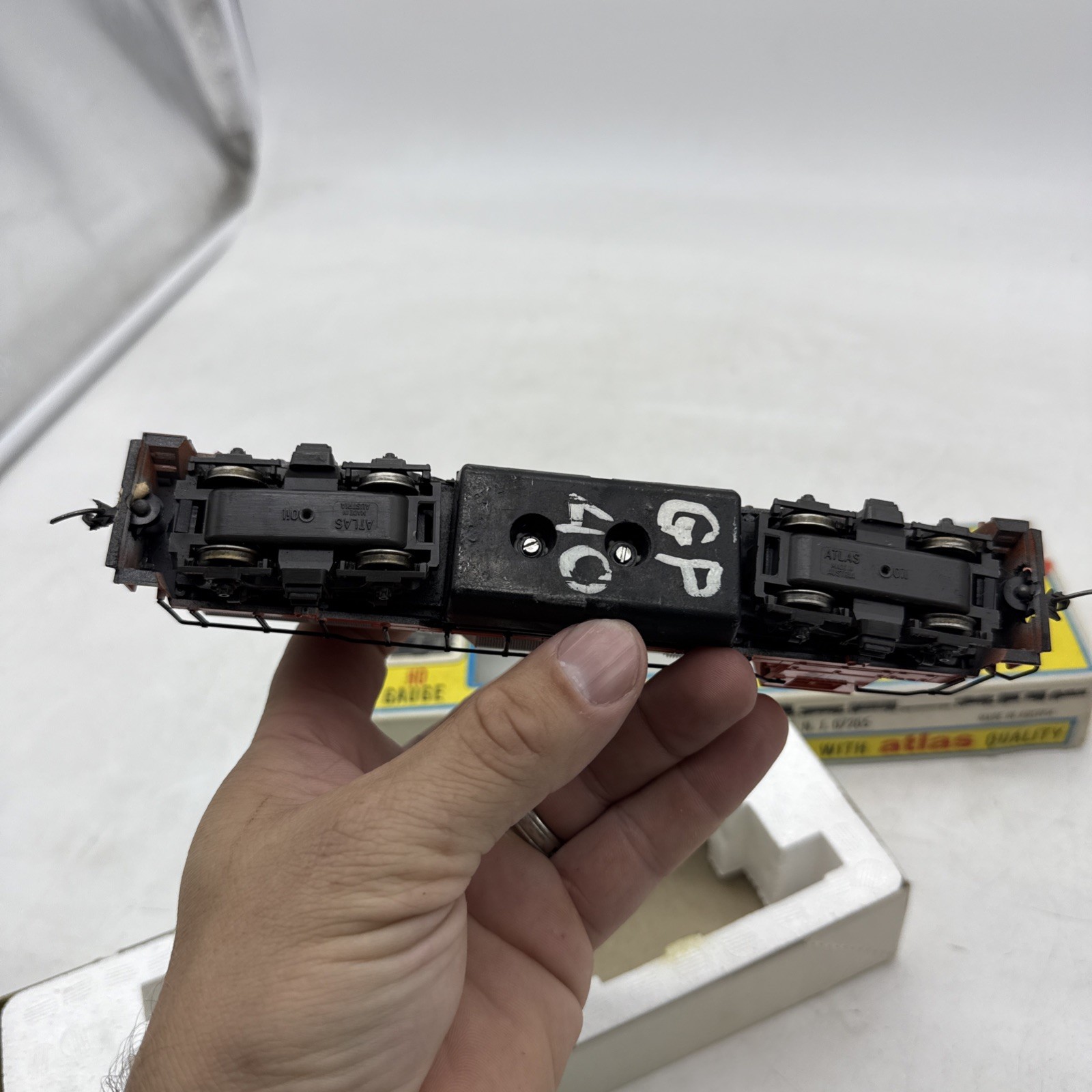 HO scale Atlas GP40 Motorized Illinois Central deisel #3074