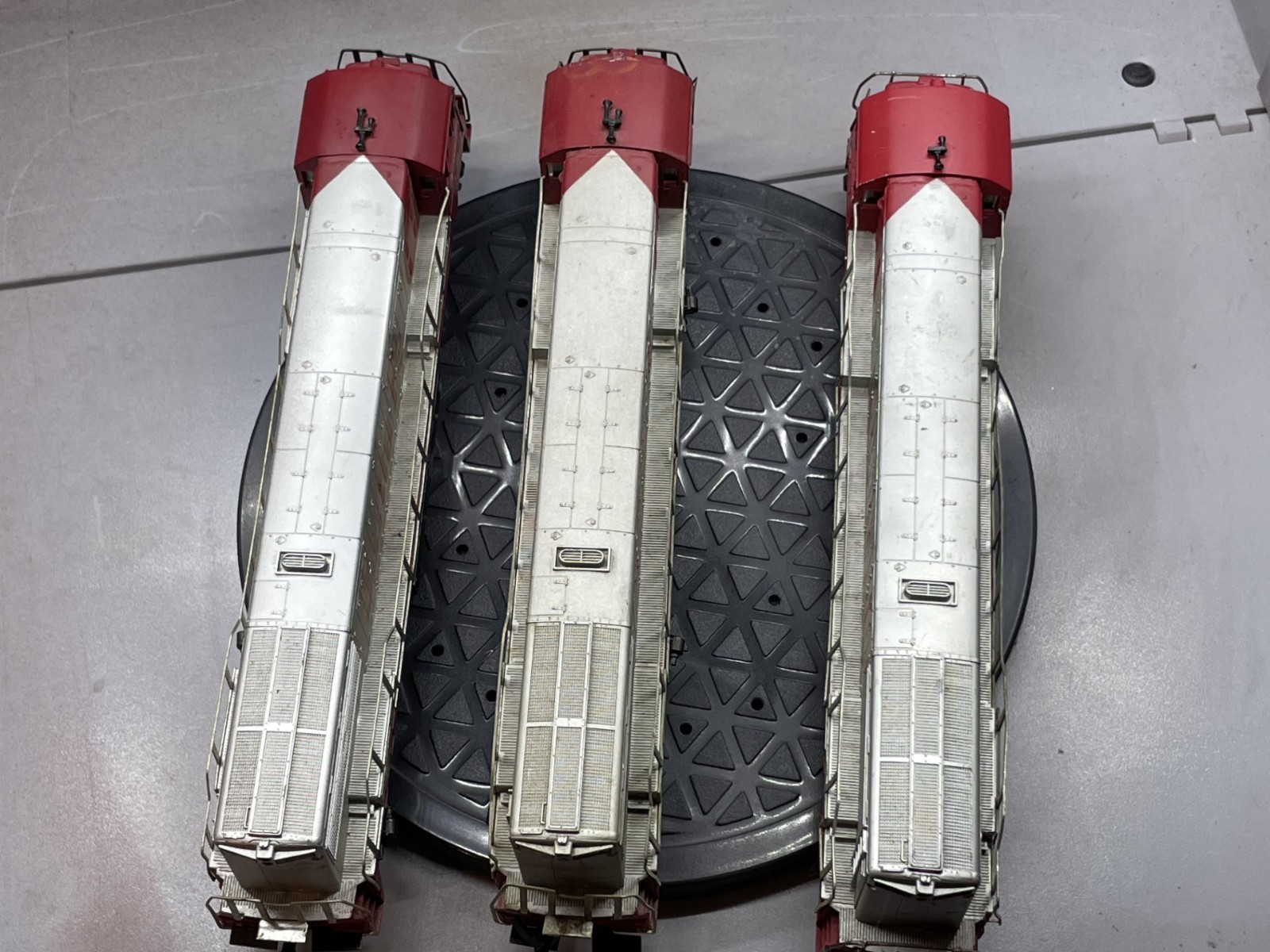 Set of 3 – HO Rivarossi Santa Fe U25C Diesel #350 – display, parts or repair