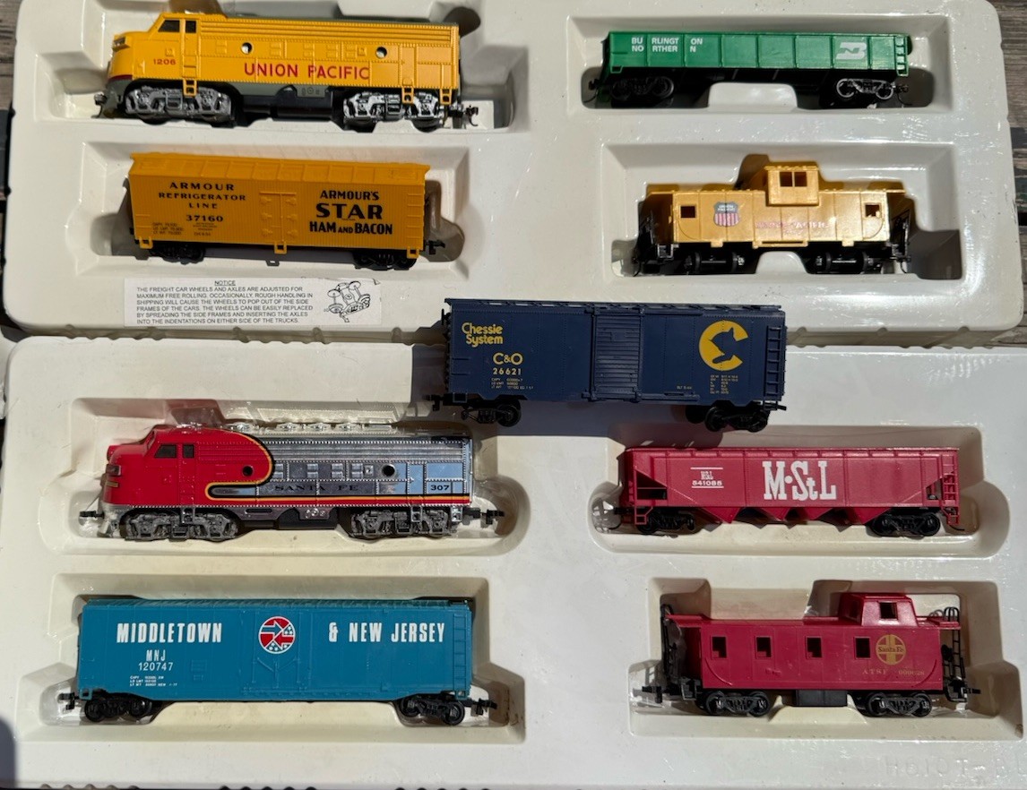 VTG Bachmann HO Scale Santa Fe Flyer Union Pacific Locomotive Train Engines Cars