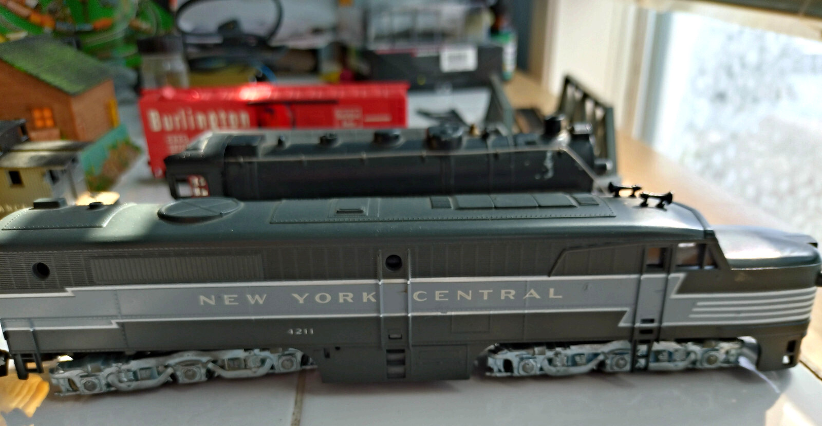 HO scale train start up, 1970’s, 2 locomotives, 12 cars, station + Very Clean