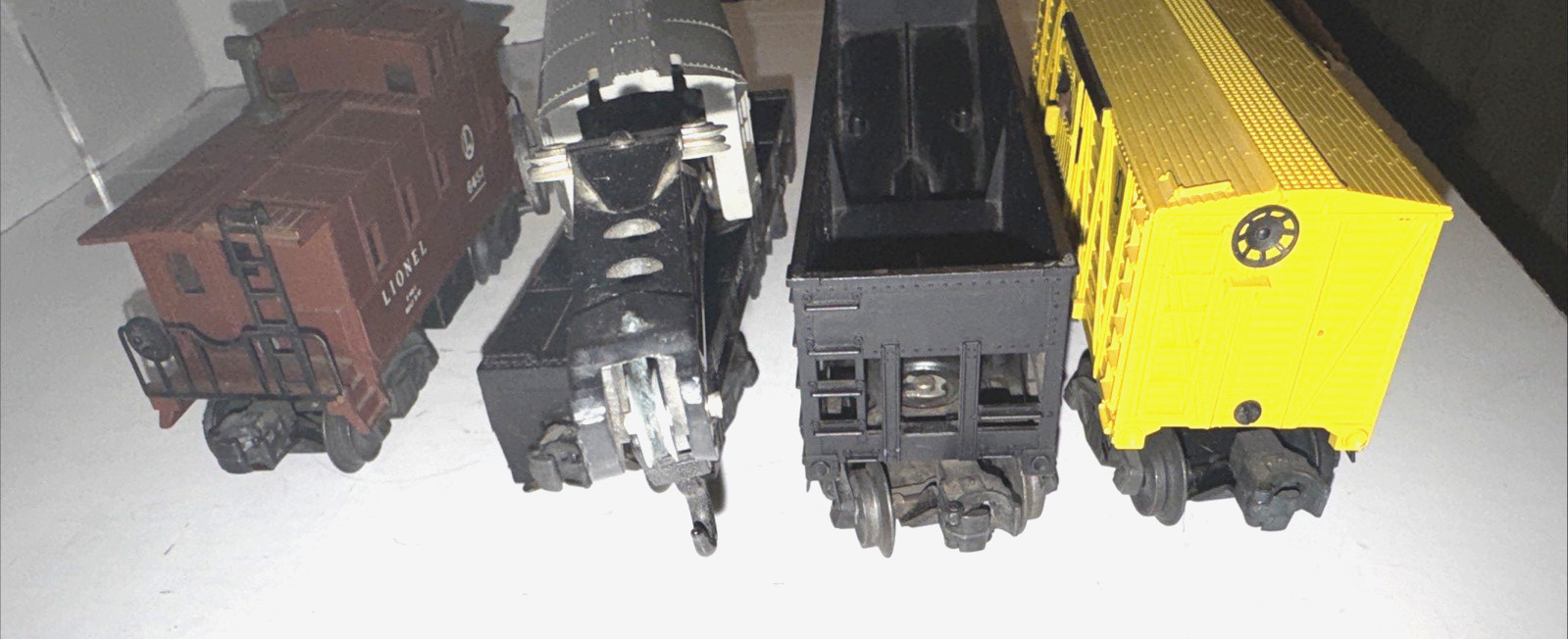 LIONEL POST-WAR O GAUGE 2055 STEAM LOCO W/6026W WHISTLE TENDER & 4 FREIGHT CARS